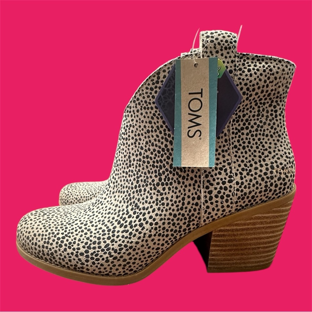 Brand New W/ Tags TOMS Size 8M Constance Booties in Natural